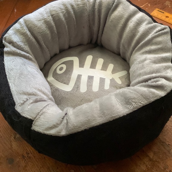 HOST PICK Bundle of Cozy comfortable very small kitten cat bed plus 3 items - Picture 3 of 12